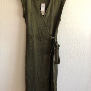 Petite Vegan Suede Wrap Dress
Color: Find Your Adventure Green